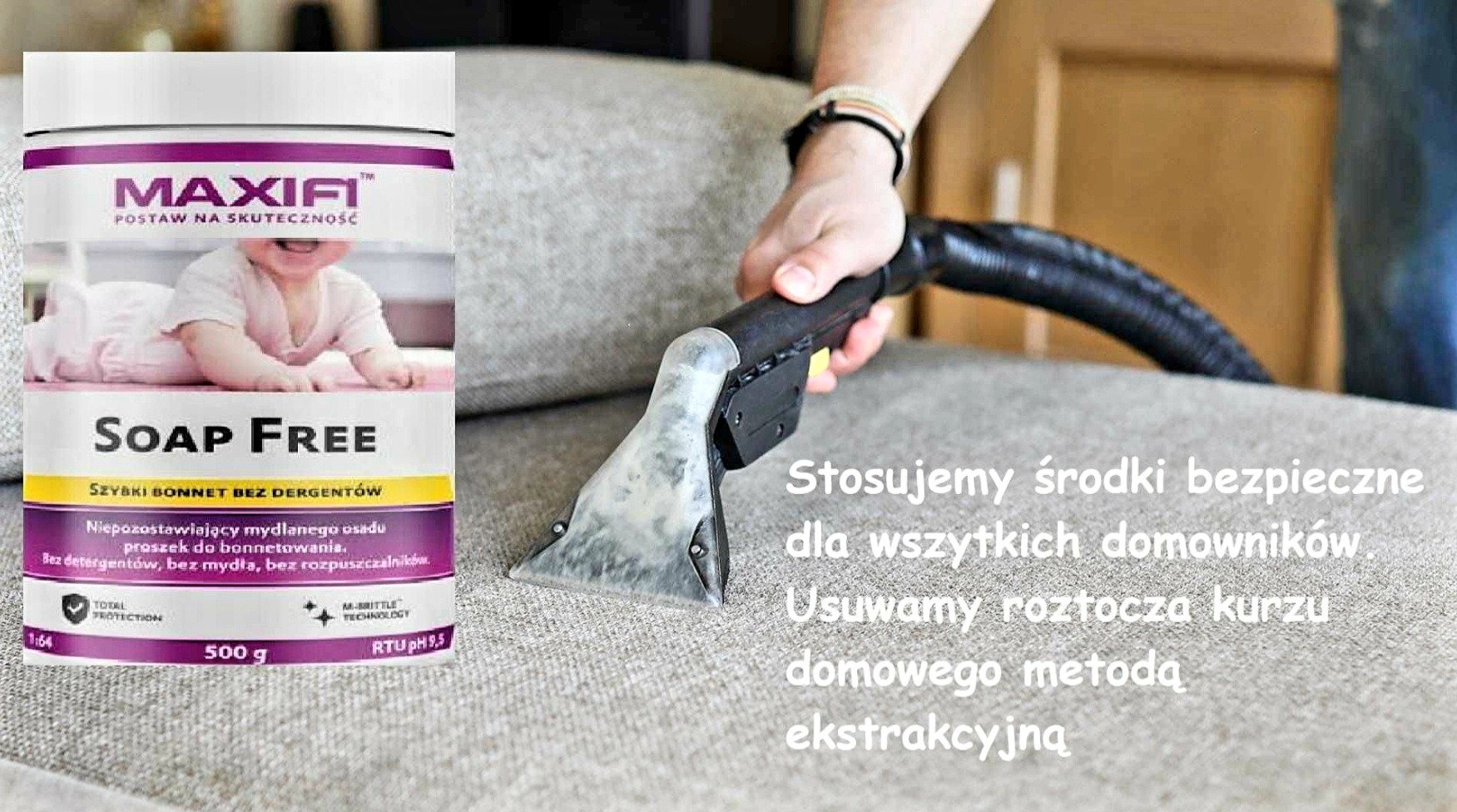 Czyszczenie sofy jasnym odkurzaczem ekstrakcyjnym, obok opakowanie środka czyszczącego MAXIFI Soap Free z wizerunkiem dziecka i napisem 'Szybki bonnet bez detergentów'.