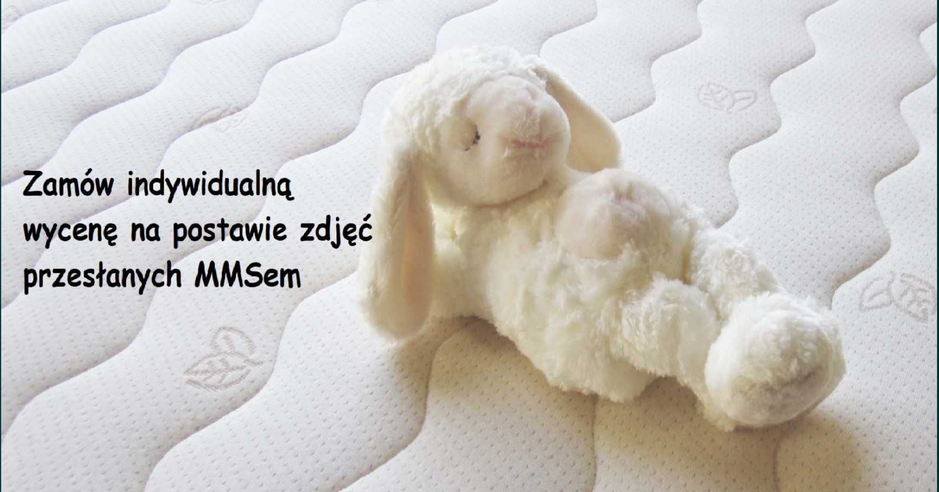 Pluszowy królik leży na białym materacu z wytłoczonym wzorem, obok widoczny napis zachęcający do zamówienia wyceny na podstawie zdjęć przesłanych MMS-em.