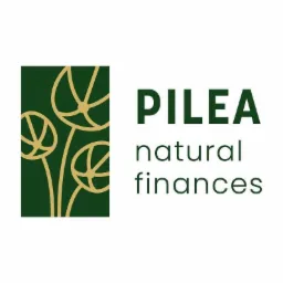 Logo firmy PILEA natural finances z zielonym kwadratem po lewej stronie, zawierającym złote kontury stylizowanych kwiatów.