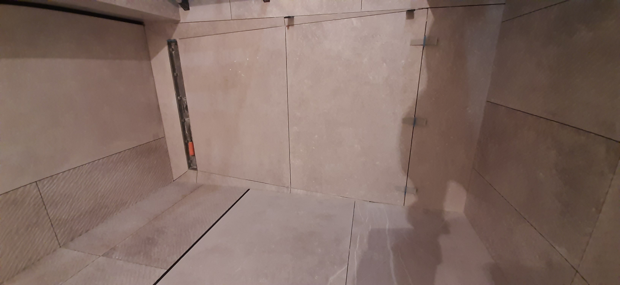 tak się docina płytki gresu do odpływu liniowego