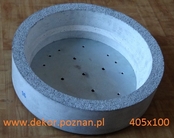 Betonowa studzienka kanalizacyjna z metalowym dnem z otworami, widoczny numer '16' po lewej stronie i adres strony internetowej na dole.