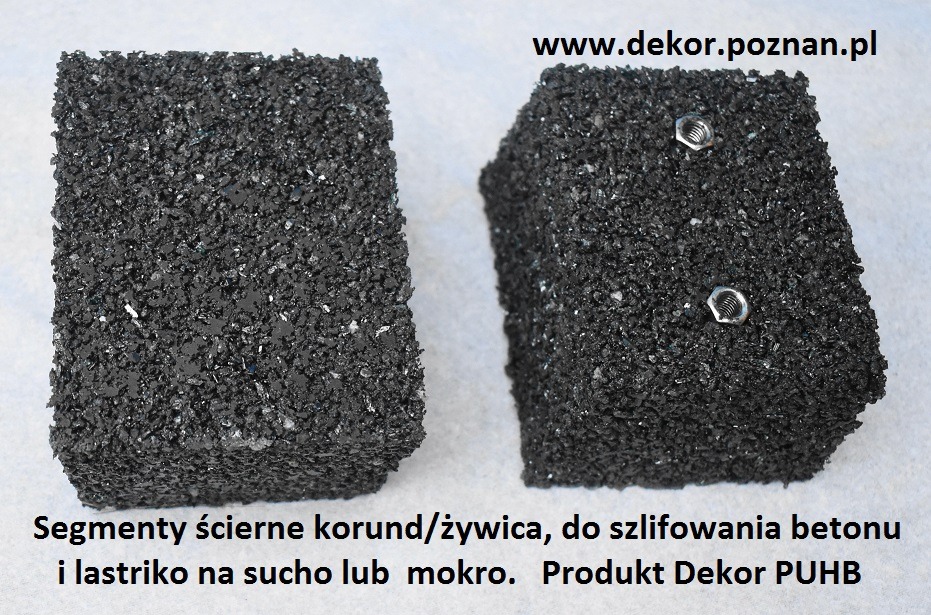 Dwa segmenty ścierne z korundu i żywicy, przeznaczone do szlifowania betonu i lastryko, widoczne w zbliżeniu. Produkt dostępny w Poznaniu.