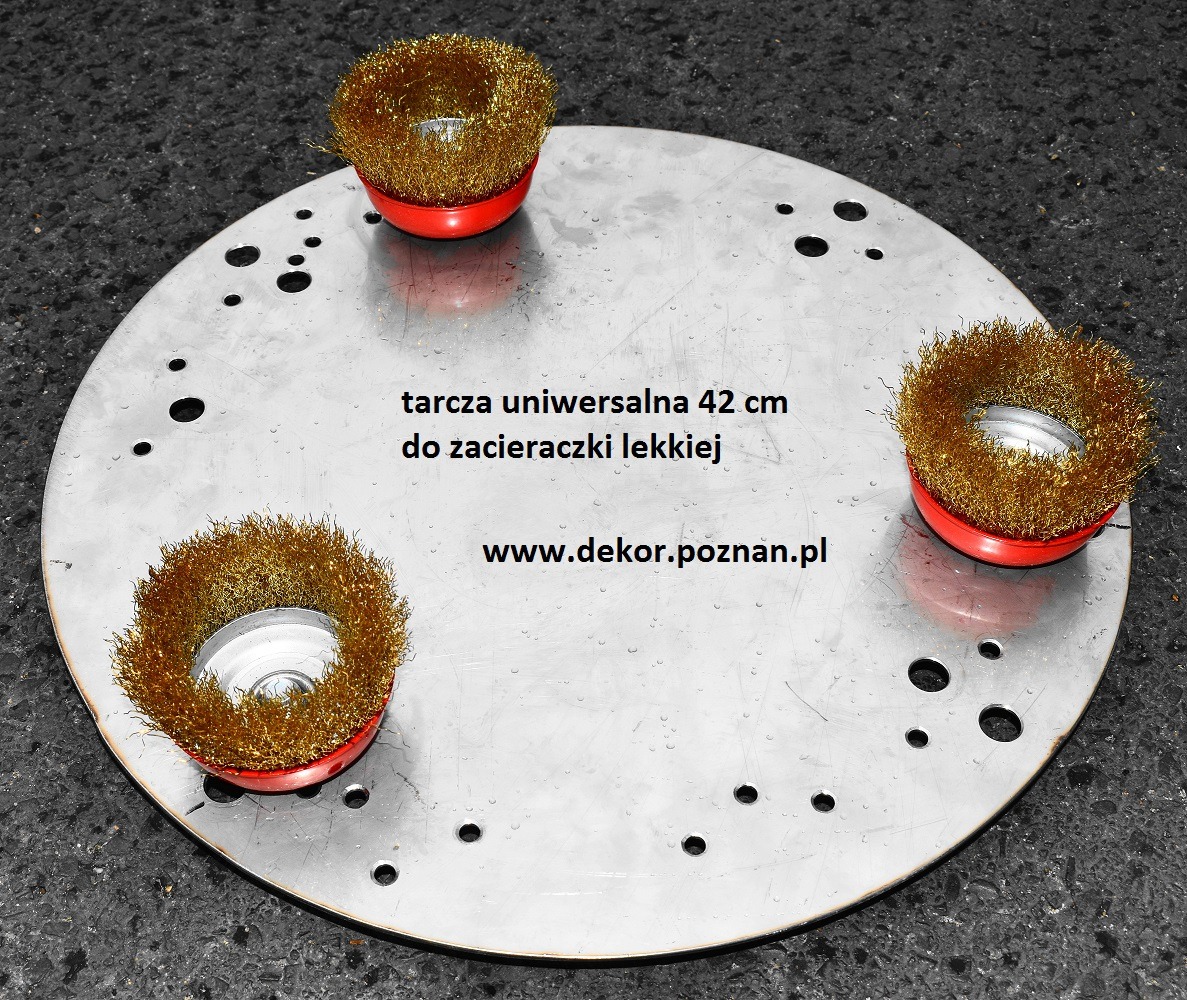 Tarcza uniwersalna 42 cm do zacieraczki lekkiej z trzema szczotkami drucianymi na czerwonych podstawach, położona na szarym, lekko wilgotnym podłożu.