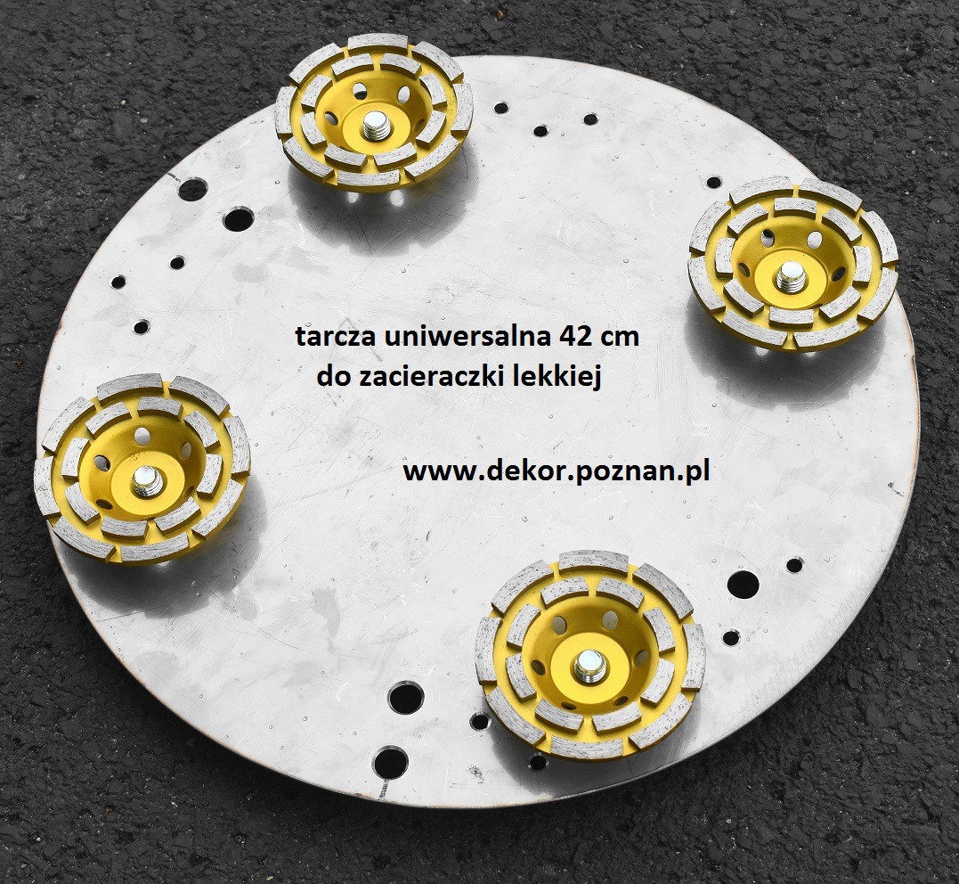 Tarcza uniwersalna 42 cm do zacieraczki lekkiej z czterema żółtymi głowicami diamentowymi na metalowej płycie, widoczny adres strony internetowej.