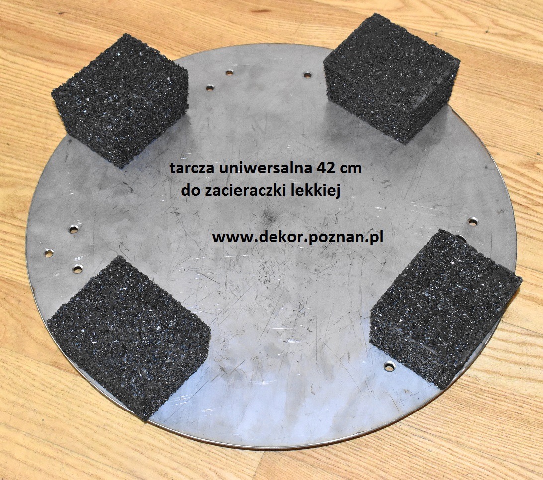 Tarcza uniwersalna 42 cm do zacieraczki lekkiej z czterema kostkami szorstkiego materiału, widoczny adres strony internetowej dekor.poznan.pl.