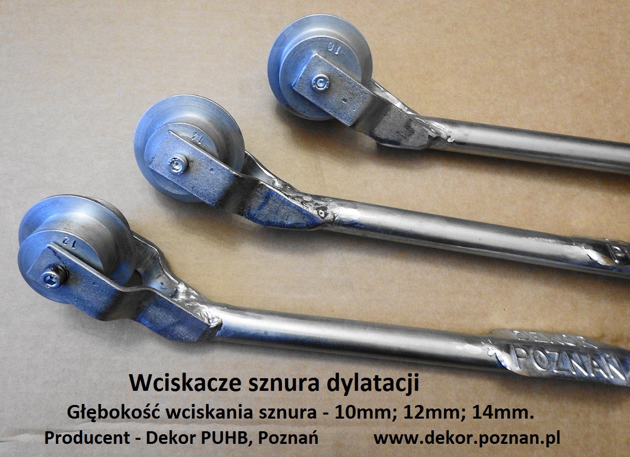 Trzy stalowe narzędzia do wciskania sznura dylatacyjnego z rolkami o różnych głębokościach (10mm, 12mm, 14mm), wyprodukowane przez Dekor PUHB z Poznania, leżące na beżowym tle.