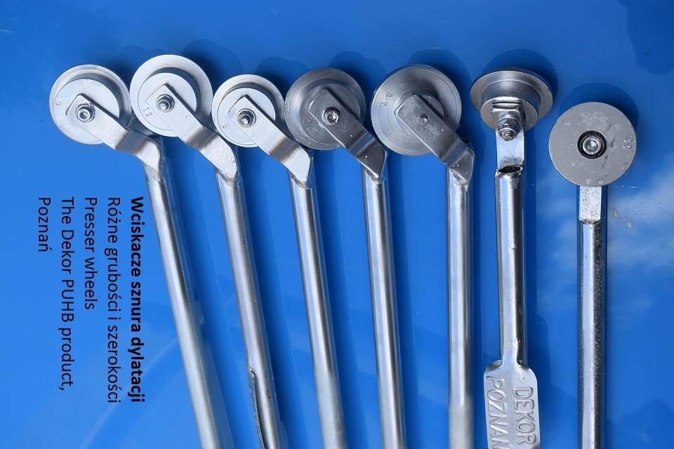 Zestaw wciskaczy sznura dylatacyjnego o różnych grubościach i szerokościach, produkt firmy Dekor PUHB z Poznania, na niebieskim tle.