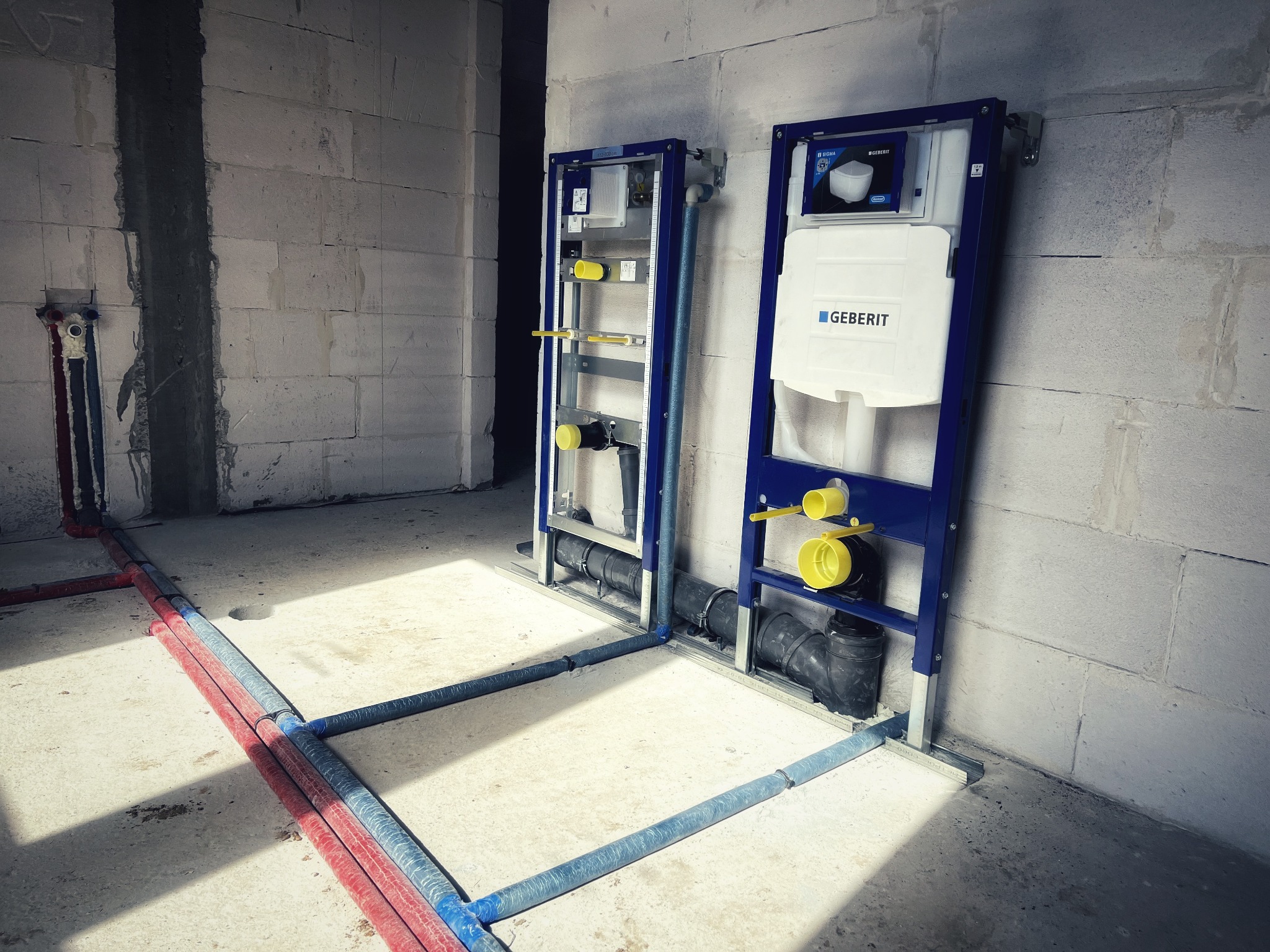 Budynek jednorodzinny - montaż stelaży podtynkowych firmy GEBERIT + instalacja wod-kan