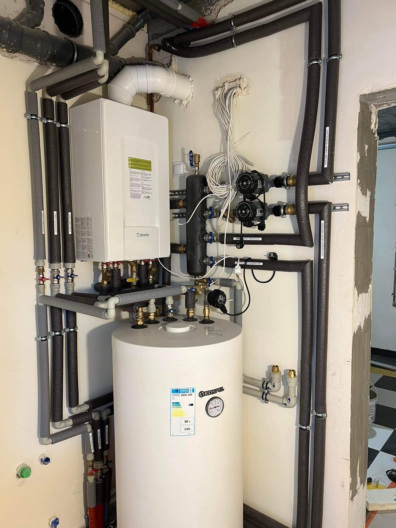 Instalacja kotła Beretta na sprzęgle. 2 niezależne obiegi.