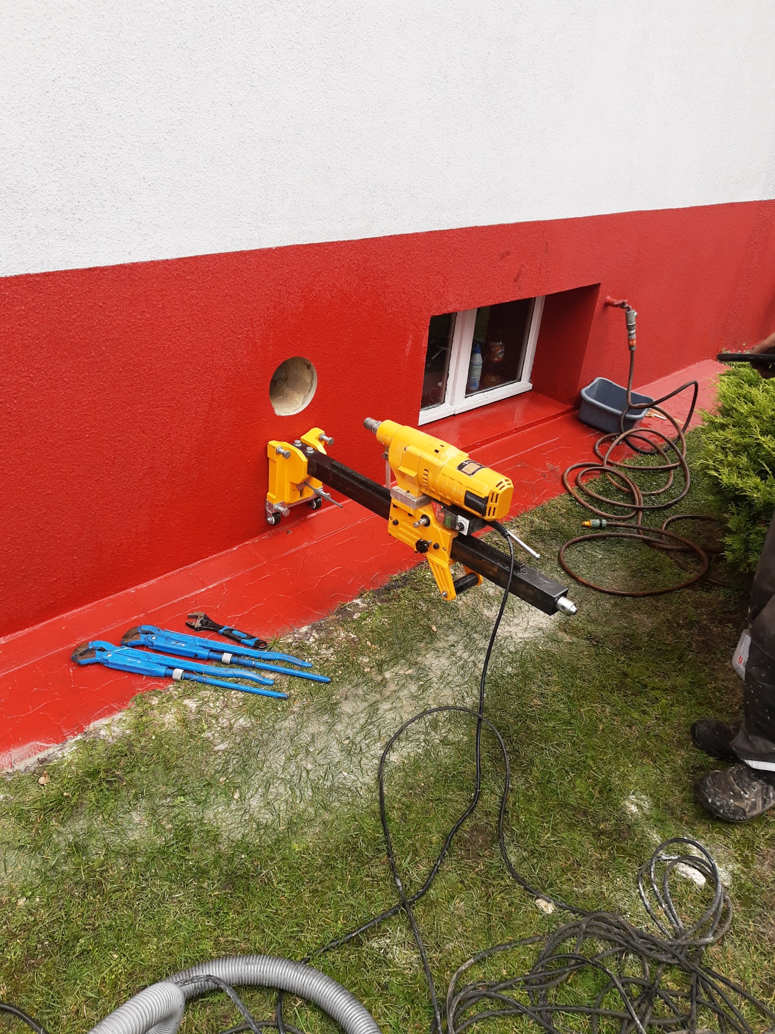 Wykonanie przewiertu diamentowego fi 180 w celu doprowadzenia napowietrzenia kotłowni zgodnie z Polską normą fi160