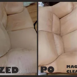 Beżowa kanapa przed i po praniu, widoczne plamy i odbarwienia po lewej stronie, czysta tapicerka po prawej, logo firmy Magic Clean w prawym dolnym rogu.
