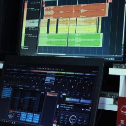 Najwyższa jakość dźwięku dzięki profesjonalnej adaptacji akustycznej i sprzętowi klasy premium. Tutaj powstaje Twój Mocny Głos. www.mocnyglos.pl