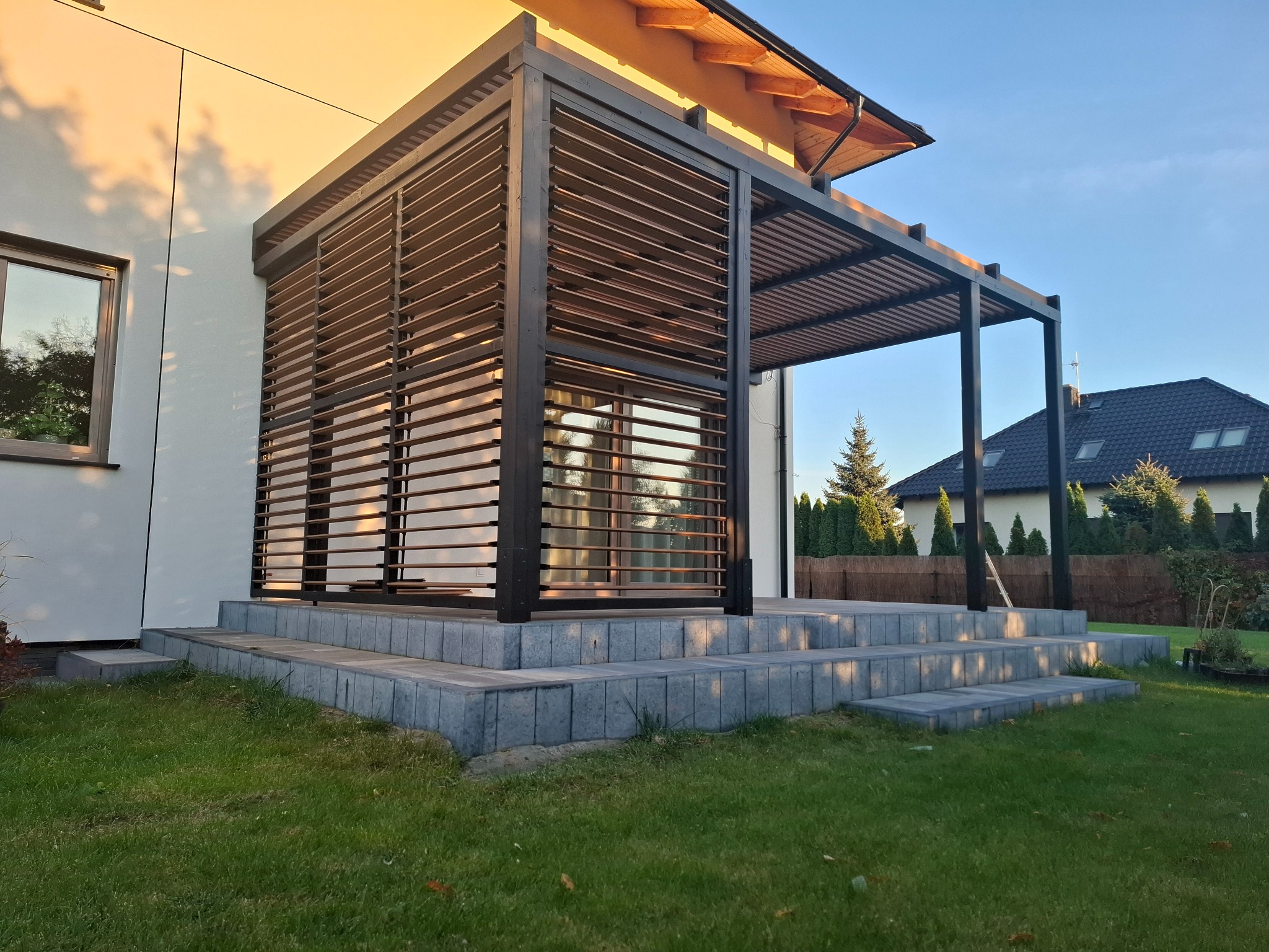 żaluzje w systemie ruchomych deseczek (deseczki kompozytowe firmy crosswood )