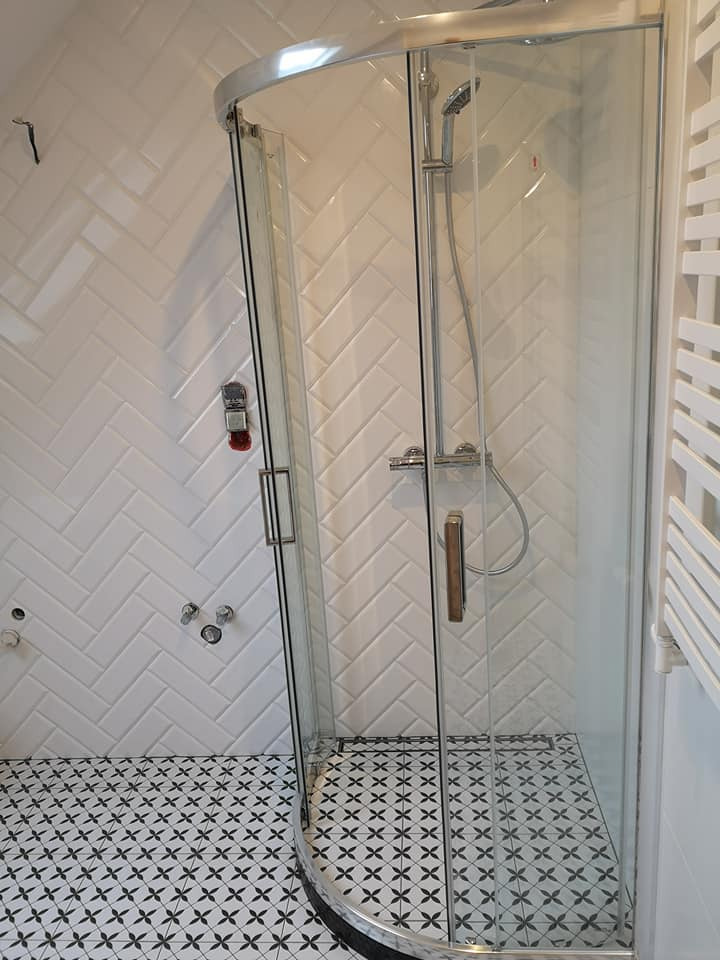 Remont łazienki z odpływem liniowym+fuga epoksydowa z brokatem