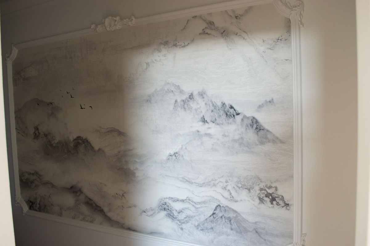 Ekran ze sztukaterii plus tapeta.