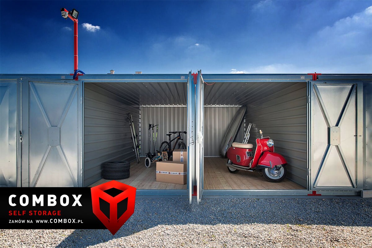Dwa otwarte kontenery magazynowe z różnymi przedmiotami: opony, narty, rower, kartony i czerwony skuter, oświetlenie i monitoring na zewnątrz.
