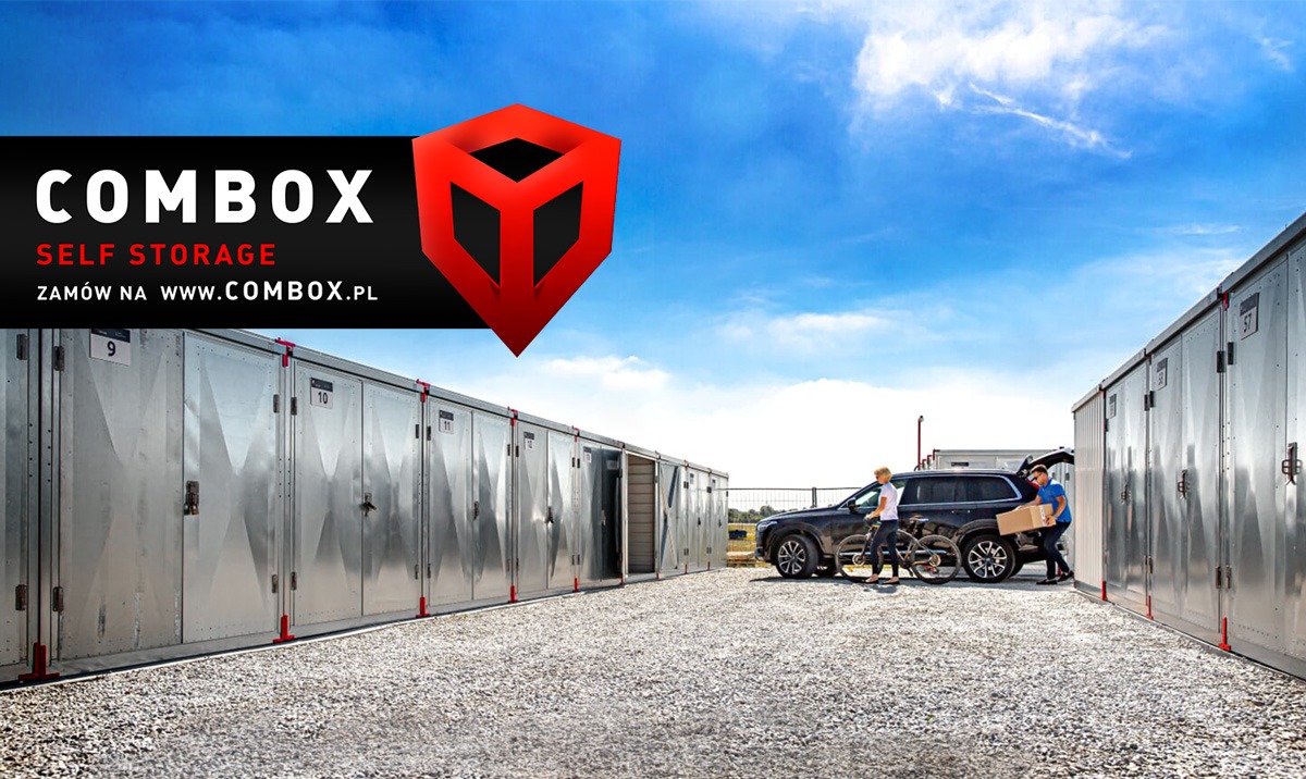 Rząd metalowych, numerowanych kontenerów na zewnątrz, z osobami rozładowującymi karton z samochodu osobowego; widoczny znak firmowy Combox z adresem strony internetowej.