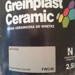 Wojsław - Puszka czarnej, matowej farby ceramicznej Greinplast w odcieniu 'Kaszmirowa szarość' FWC48, 2,5l, z widocznym fragmentem podłogi i buta w tle.