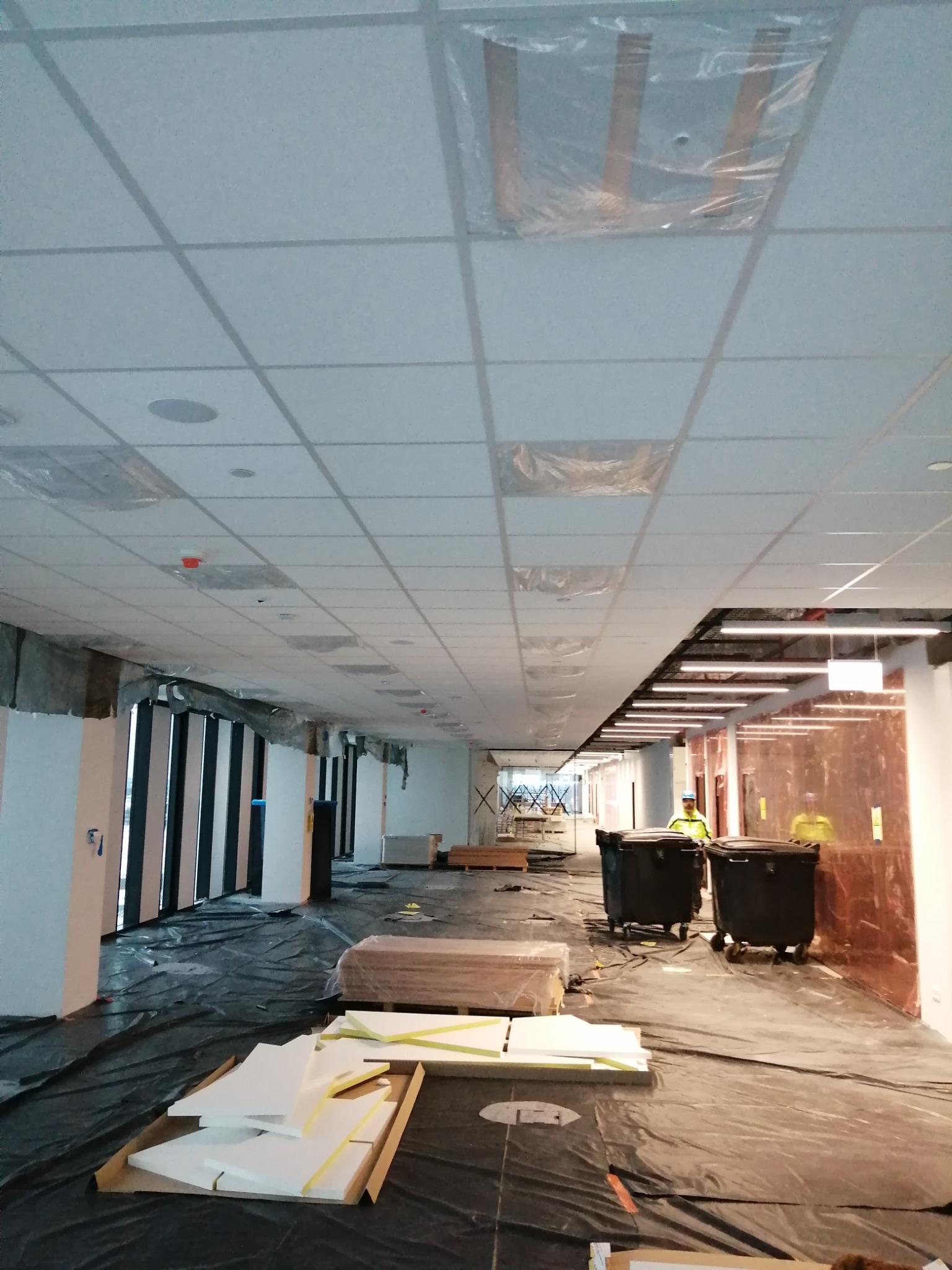 Sufit Armstrong na budynku Intel w Gdańsku