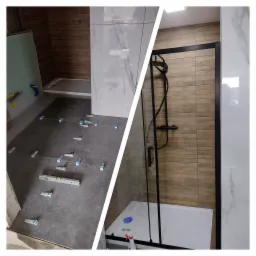 Podział na dwa etapy: układanie szarych płytek podłogowych z użyciem poziomicy i klipsów oraz gotowa kabina prysznicowa z czarną armaturą na tle drewnopodobnych płytek ściennych.