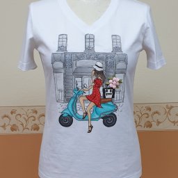 Pracownia Krawiecka CASSIE Jolanta Szymczak - Biała koszulka z nadrukiem przedstawiającym kobietę na turkusowym skuterze przed budynkiem, prezentowana na manekinie w Firleju.
