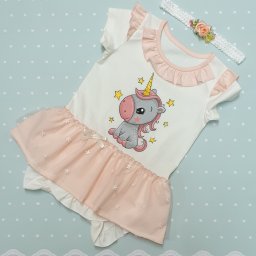 Pracownia Krawiecka CASSIE Jolanta Szymczak - Białe body niemowlęce z krótkim rękawem i falbankami w kolorze pudrowego różu, zdobione rysunkiem szarego jednorożca i tiulową spódniczką, leżące obok opaski z kwiatkiem na tle w pastelowe kropki.