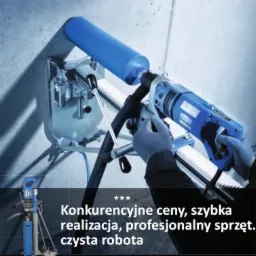 Wiertnica diamentowa Tyrolit zamocowana do ściany betonowej, operator w rękawicach ustawia parametry wiercenia, widoczny wąż odprowadzający wodę.