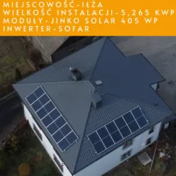 Widok z drona na dom z zamontowanymi panelami słonecznymi Jinko Solar 405 WP na dachu o powierzchni 5,265 kWp w miejscowości Iłża, z inwerterem Sofar.
