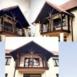 Elewacja domu z balkonem z ozdobną, kutą balustradą i zadaszeniem z drewnianą konstrukcją wspartą na słupach, widok z różnych perspektyw.