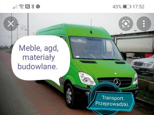 Zielony bus marki Mercedes z naklejkami informującymi o transporcie mebli, AGD i materiałów budowlanych, zaparkowany na chodniku.