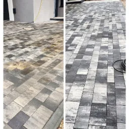 Dwa ujęcia tej samej posesji: po lewej stronie kostka brukowa jest mokra, a po prawej sucha, ukazując efekt czyszczenia; widoczny dom z szarą elewacją i żółty wąż ogrodowy.