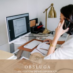 Karolina Czernecka-Cholewa - Kobieta rozmawia przez telefon, przeglądając plan mieszkania na monitorze, notatki w otwartym kalendarzu, złota lampka biurkowa