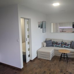 Generalny remont mieszkania - Katowice, Kostuchna. Zdjęcie salonu wraz z wejściem do sypialni. 