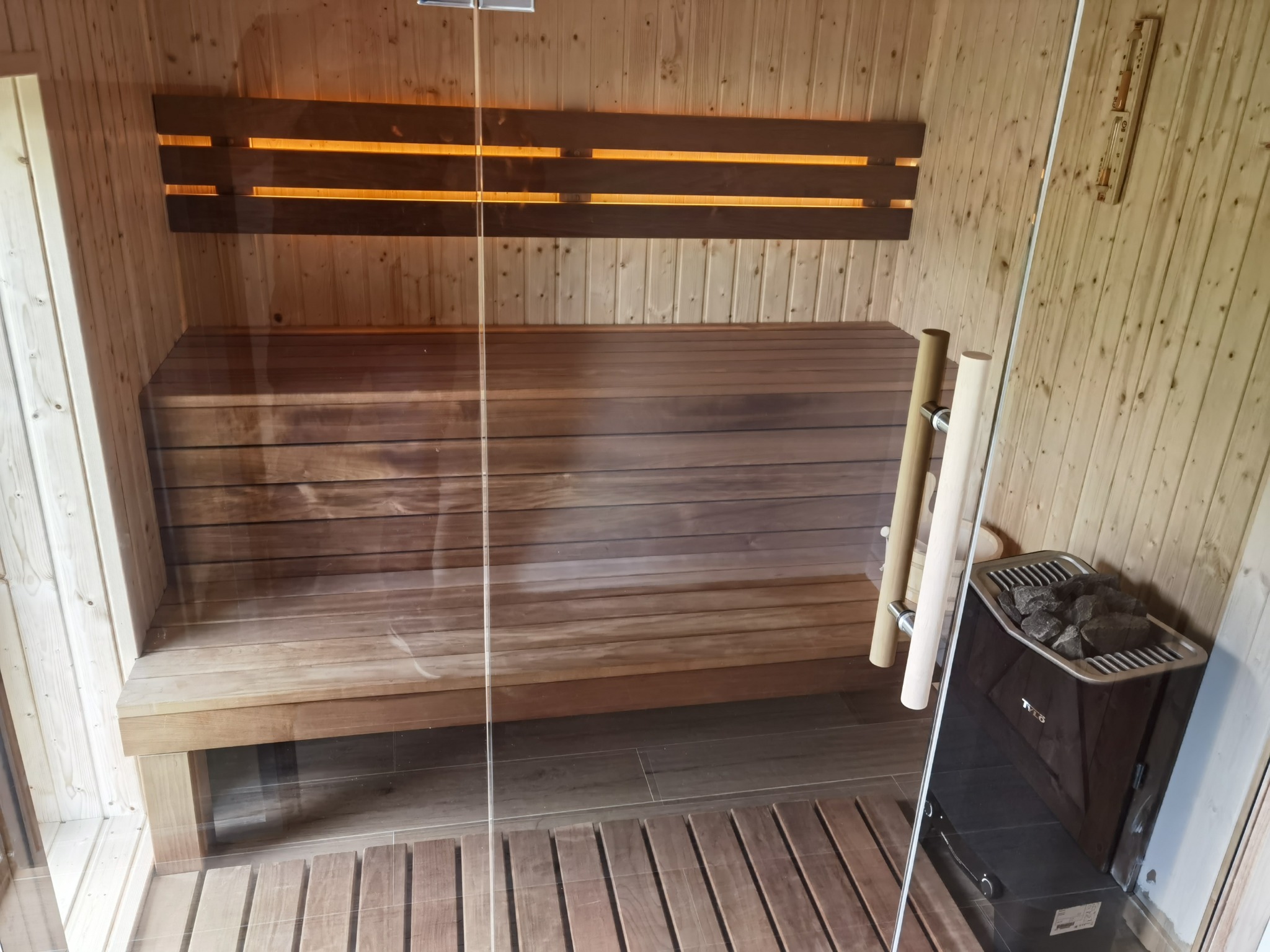 Sauna świerkowa, ławy z osiki termo