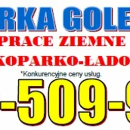 Reklama firmy 'Koparka Goleniów' oferującej usługi koparko-ładowarką i prace ziemne, z dużym numerem telefonu na białym tle.