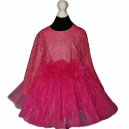Różowa, błyszcząca sukienka dla dziewczynki z tiulowym dołem i kwiatową aplikacją na manekinie.