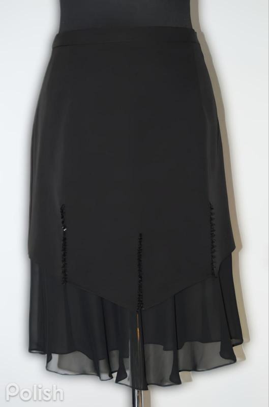 Czarna spódnica z asymetrycznym dołem i dekoracyjnymi szwami na manekinie.
