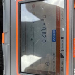 Electro-Stach Janusz Stachura - Miernik Sonel wyświetlający wynik rezystancji uziemienia Re=0,82 Ω, ekran dotykowy z datą i godziną pomiaru, poziom naładowania baterii 100%.