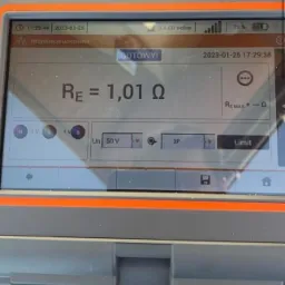 Miernik rezystancji uziemienia MPI-540 z widocznym wynikiem pomiaru 1,01 Ω, data i godzina pomiaru 2023-01-25 17:29:38. Widoczne gniazda pomiarowe z podłączonymi przewodami.