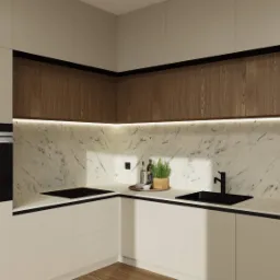 Nowoczesna kuchnia w odcieniach bieli i beżu z marmurowym backsplashiem, drewnianymi górnymi szafkami z czarnymi akcentami, czarną armaturą i trzema puszkami Coca-Coli na blacie.