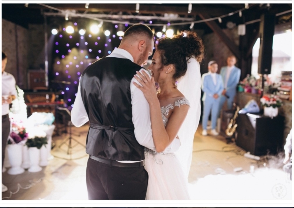 Para młoda w tańcu podczas wesela, oświetlenie sceniczne w tle, saksofon widoczny obok nagłośnienia.