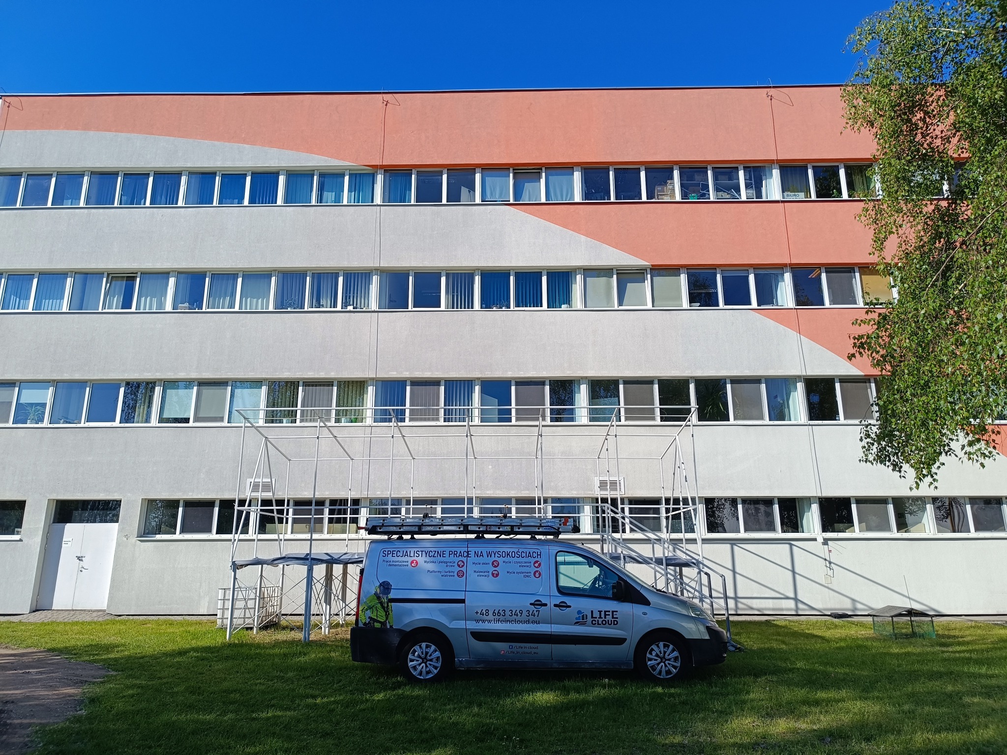 Efekt po myciu ciśnieniowym. Elewacja jak nowa bez malowania.