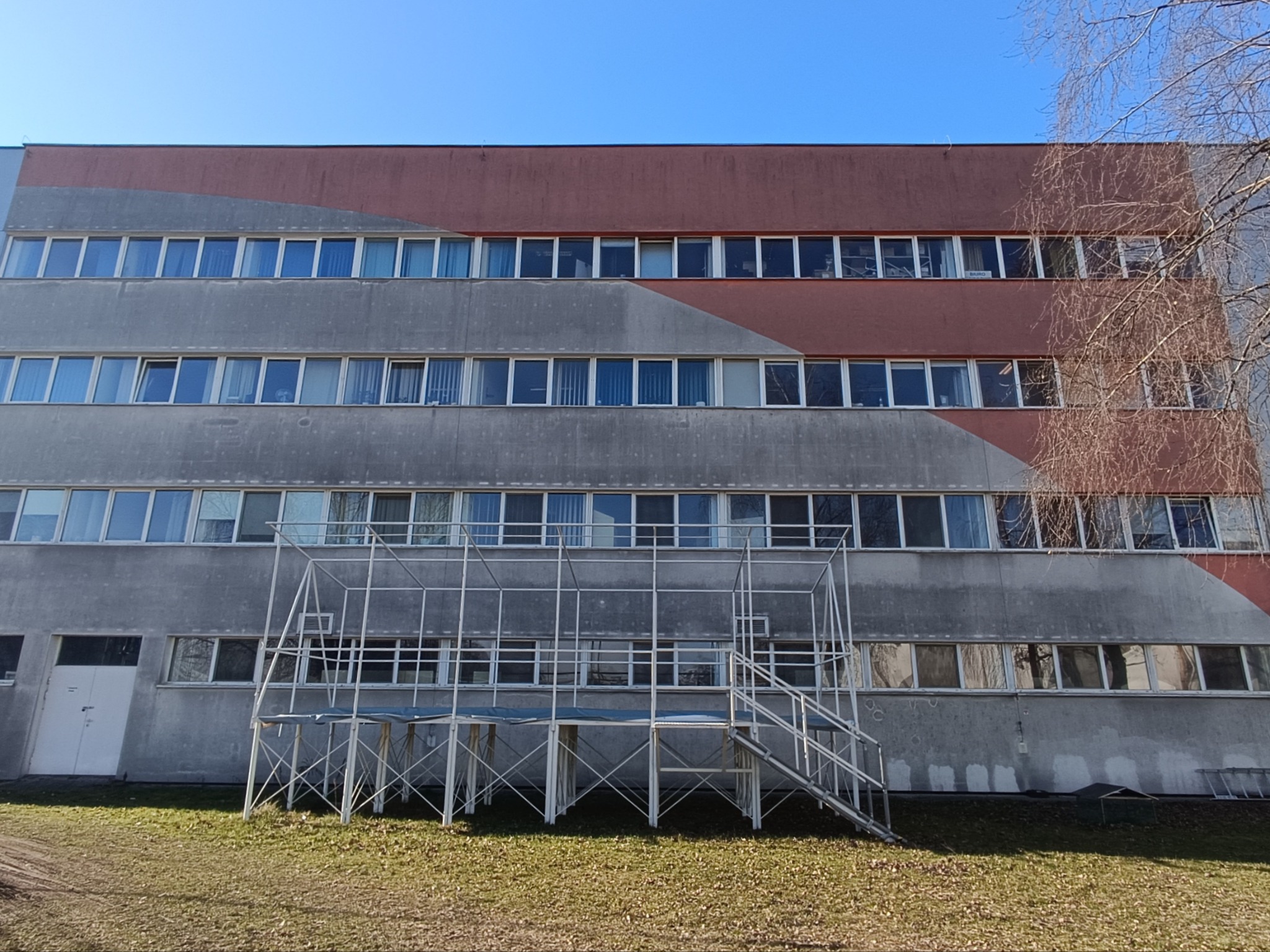 Stan elewacji przed myciem ciśnieniowym.