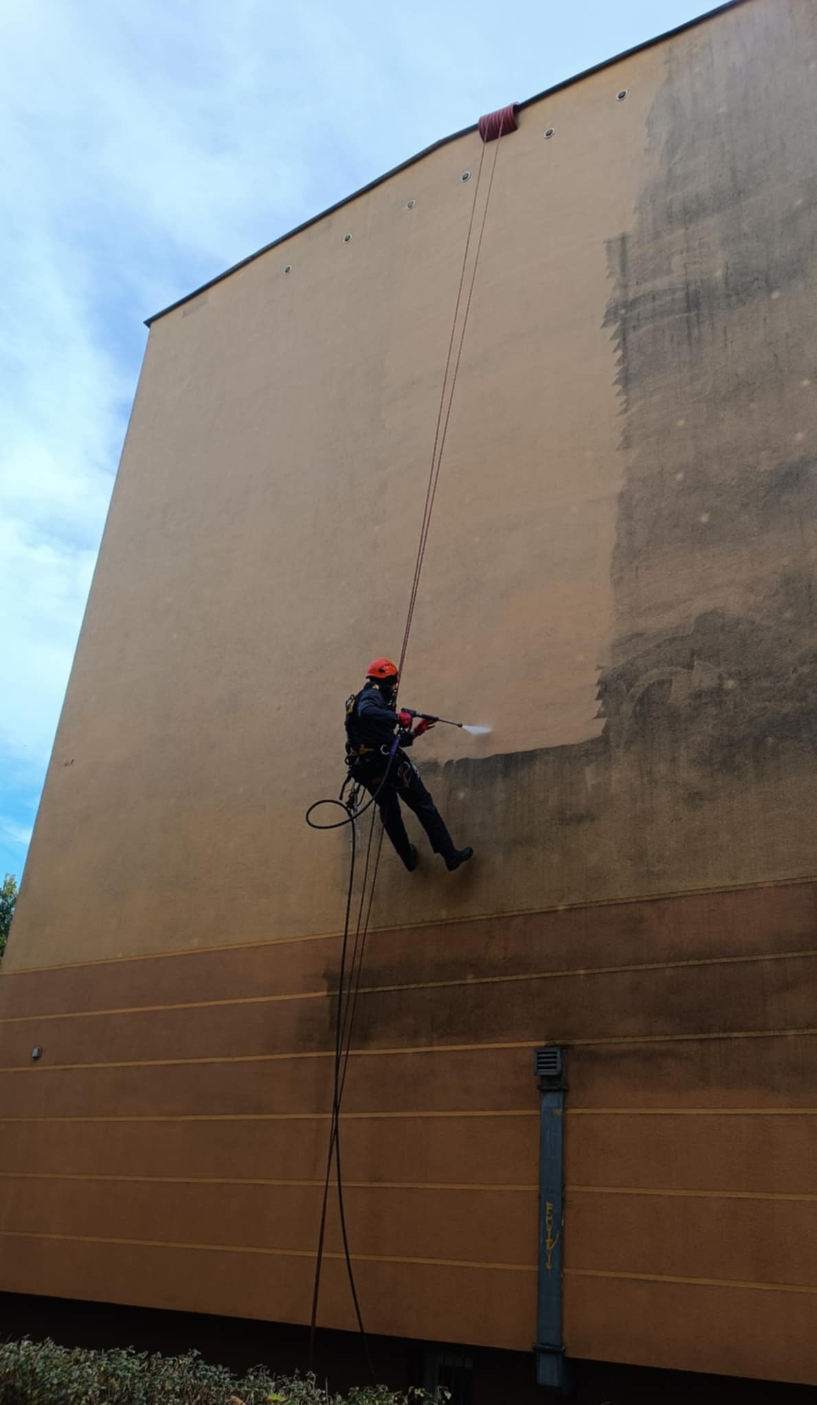 Mycie ciśnieniowe elewacji.