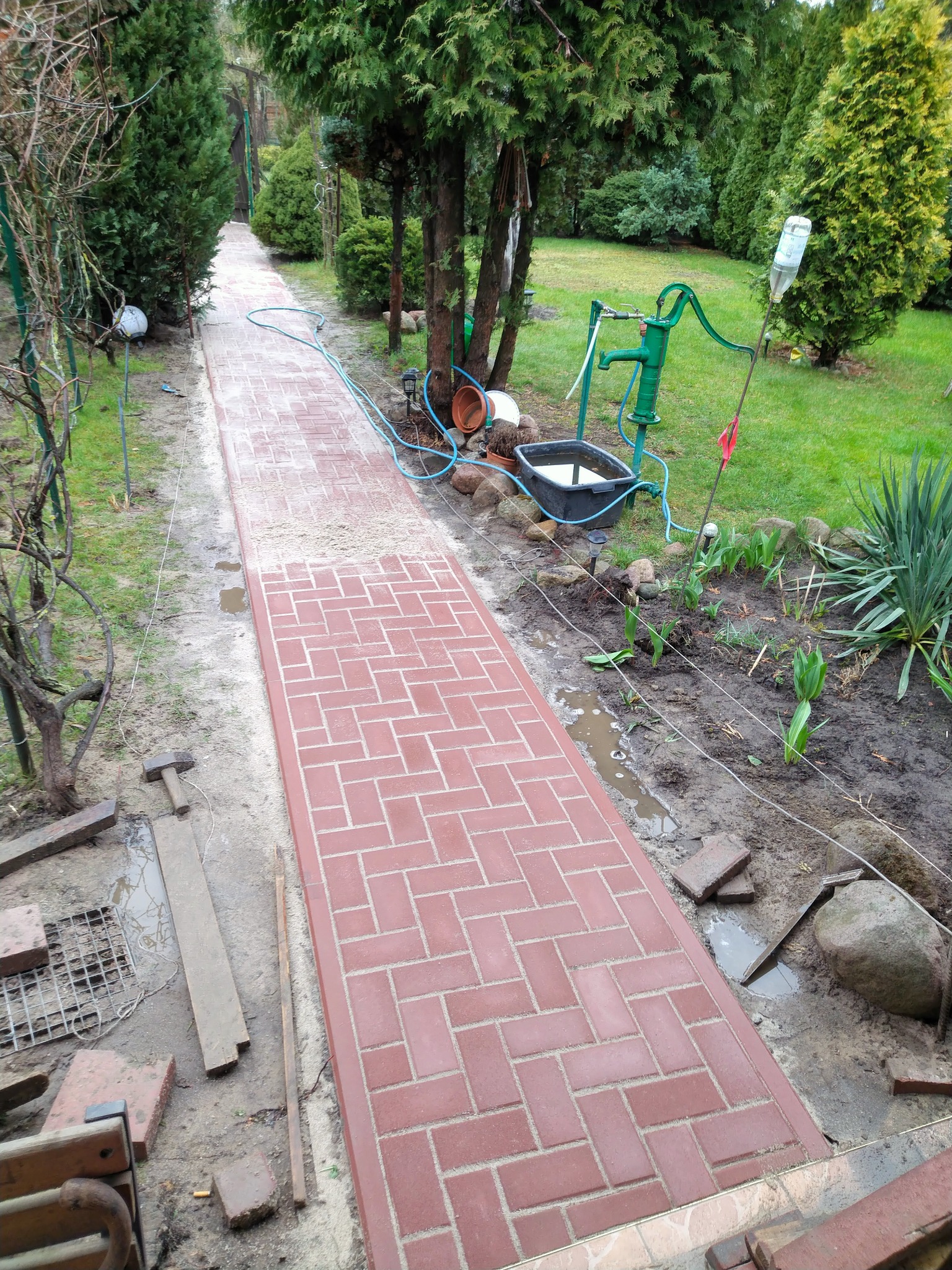 Kostka betonowa czerwona tak zwana Cegiełka cena za m2 ułożenia 50zl bez materiału