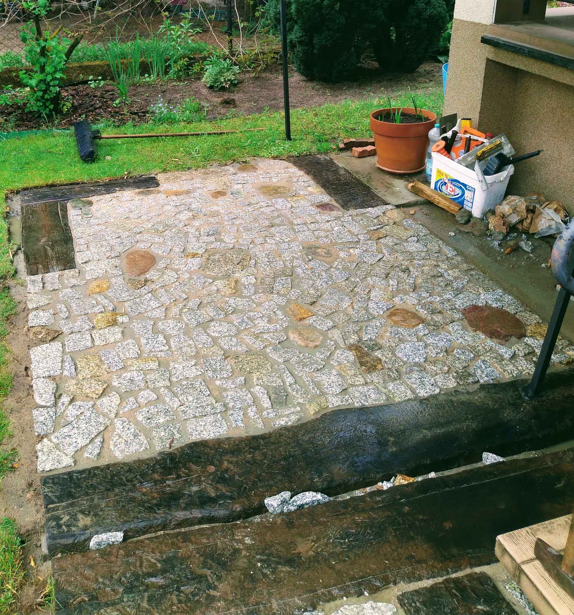 Łupek ranitowy, podkłady kolejowe,kamień polny cena 80zl za m2 ułożenia bez materiału