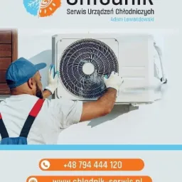 Mężczyzna w roboczym ubraniu i rękawicach serwisuje klimatyzator na ścianie, widoczne logo firmy i dane kontaktowe.