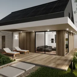 Nowoczesny dom z czarnym dachem pokrytym panelami słonecznymi, drewnianym tarasem, leżakami i oświetleniem zewnętrznym w ogrodzie.