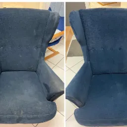 Porównanie fotela uszaka w odcieniach granatu przed i po czyszczeniu, widoczne plamy i zabrudzenia usunięte, na podłodze z jasnych płytek.