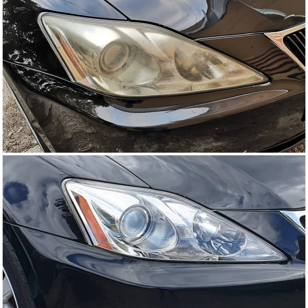 Reflektor samochodowy przed i po renowacji: matowy, zarysowany klosz w górnej części zdjęcia, odzyskany blask i przejrzystość w dolnej części, widoczne odbicia chmur na lakierze.